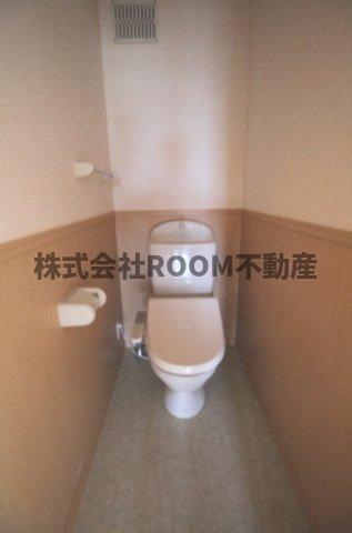 トイレ　落ち着いた色調のトイレです