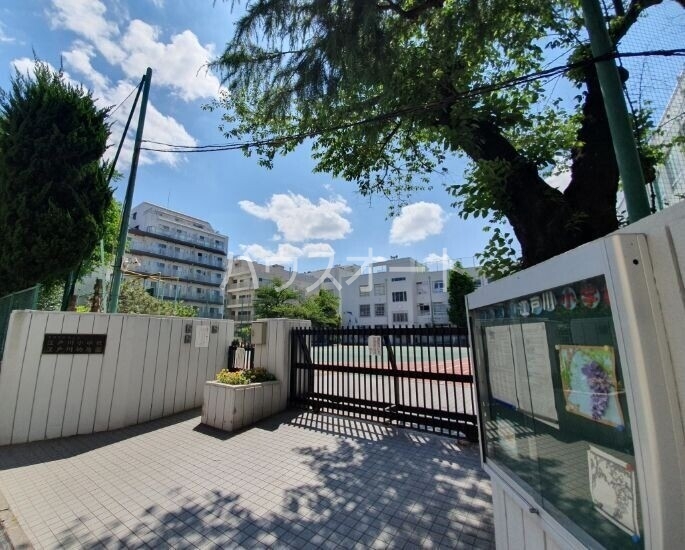 小学校　新宿区立江戸川小学校（小学校）まで586m