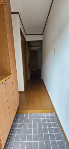 玄関　玄関付近に収納がたくさん御座います。