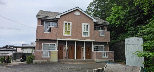 建物外観　駐車場3枠に空き有！高台立地なので安心感のある環境です。