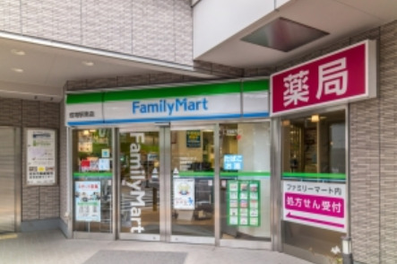コンビニ　ファミリーマート 成増駅南店（コンビニ）まで225m