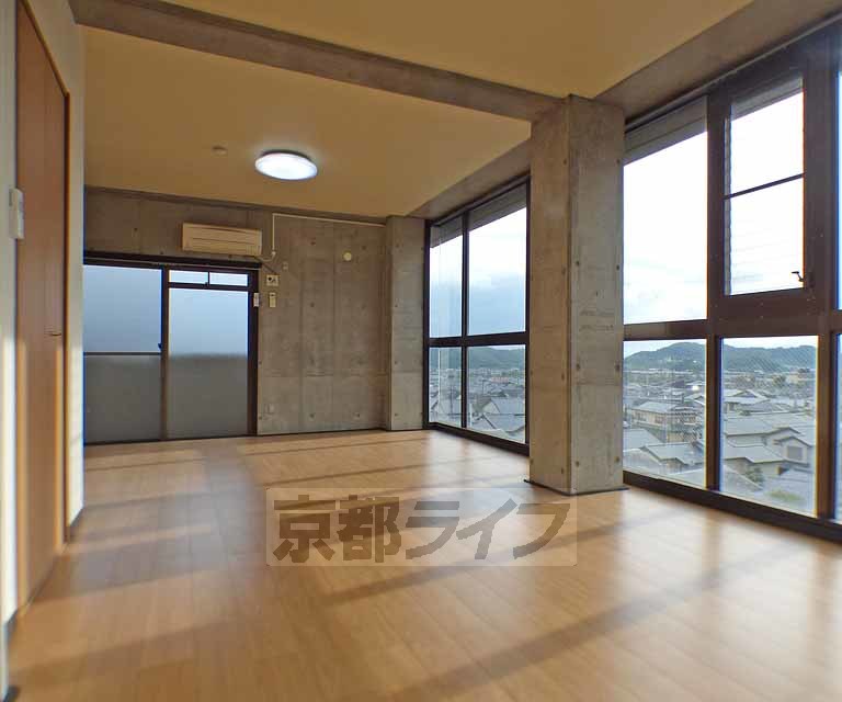 居室・リビング　改装済みの綺麗なお部屋です。