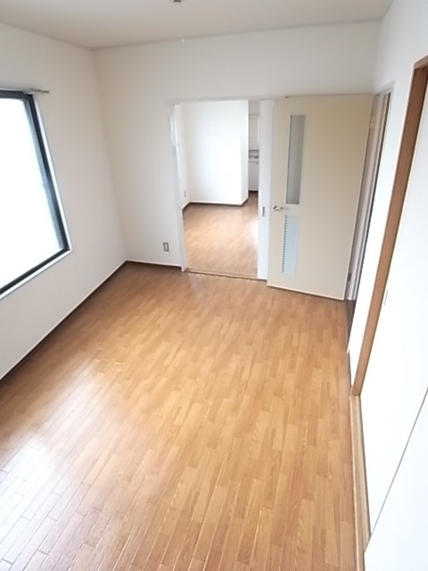 その他　明るい洋室です