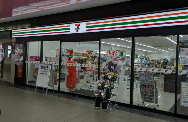 コンビニ　セブンイレブン 京王つつじヶ丘駅店（コンビニ）まで860m