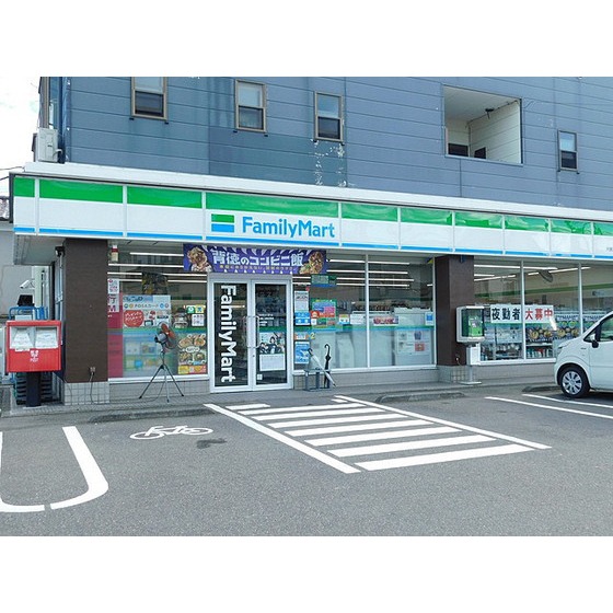 コンビニ　ファミリーマート大槻三森街道店（コンビニ）まで734m
