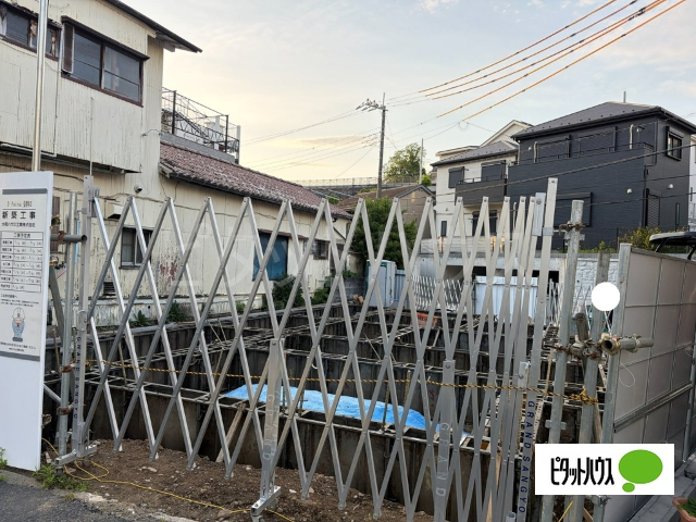 エントランス　建築中の画像になります。