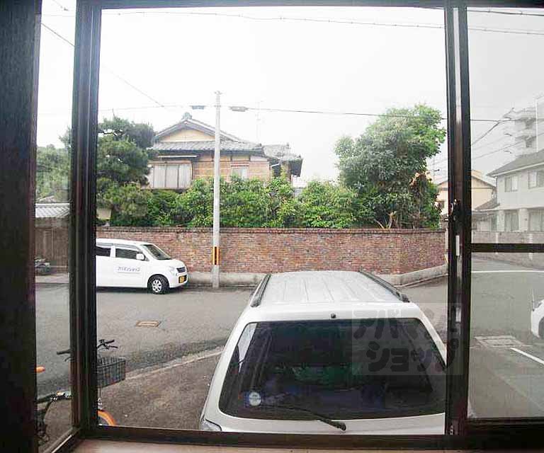 眺望　前面は一方通行の道路となっています