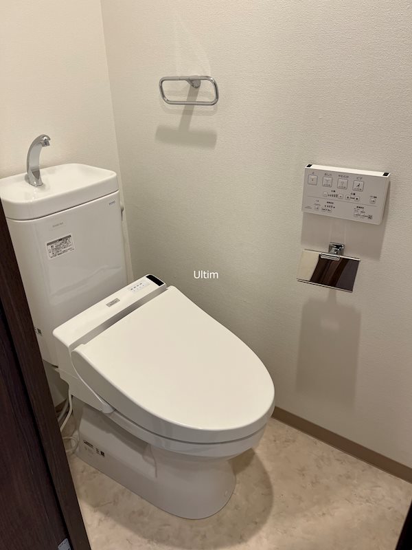 トイレ　違うお部屋の写真です。ご参考までに