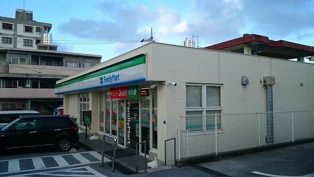 コンビニ　ファミリーマート宜野湾野嵩店（コンビニ）まで600m