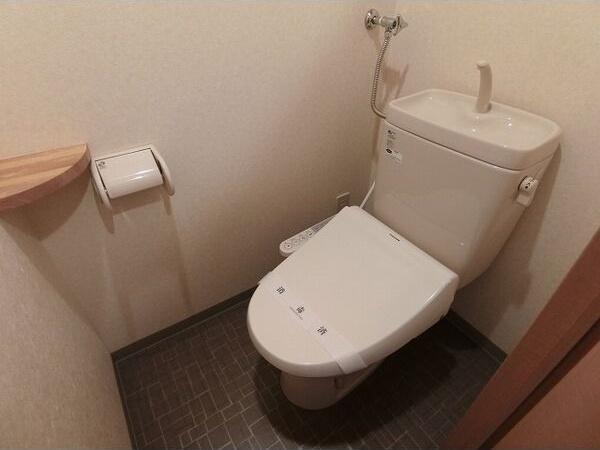 トイレ　※写真は別号室です。