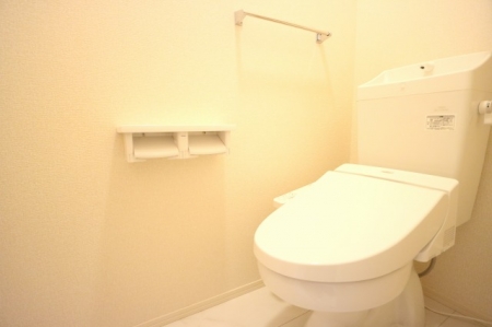 トイレ　温水洗浄便座付きのトイレです♪
