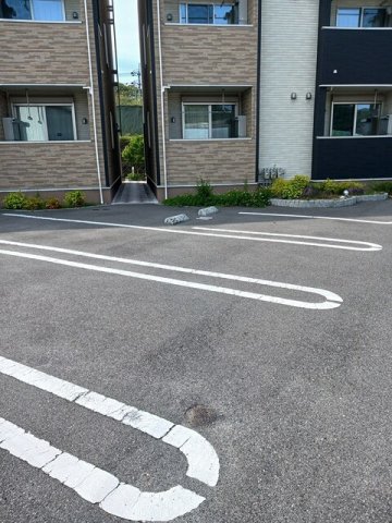 駐車場　駐車場があるので、車を買う予定の方も安心です