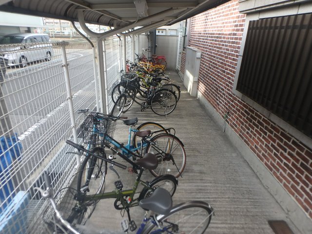 その他共有部分　屋根付き駐輪スペースです