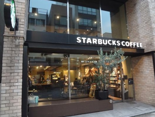 飲食店　スターバックスコーヒー麻布十番店（飲食店）まで146m