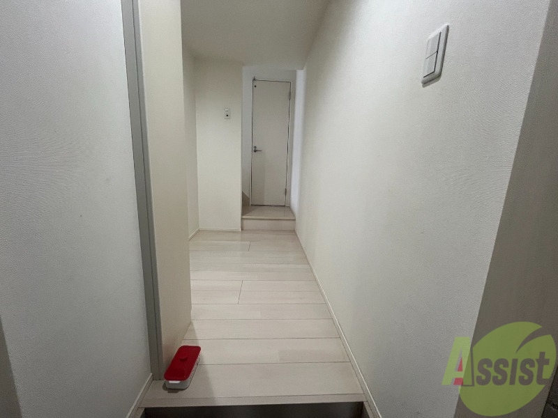 玄関　こちらは玄関になります。正面にあるのはトイレになります。