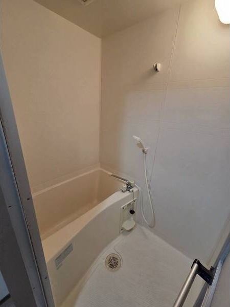 バス・シャワールーム　※写真は同じマンションの違う部屋のものになります。