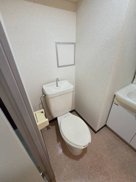 トイレ　※写真は同じマンションの違う部屋のものになります。