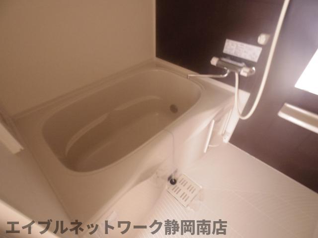 バス・シャワールーム　コンパクトで使いやすいお風呂です