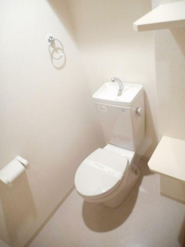 トイレ　トイレ内には備品を置くのにも便利な棚付き♪