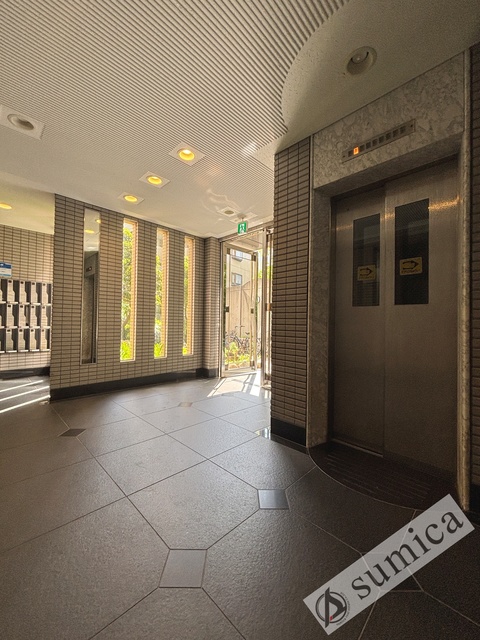 ロビー　落ち着いたエントランス。マンションを演出します。
