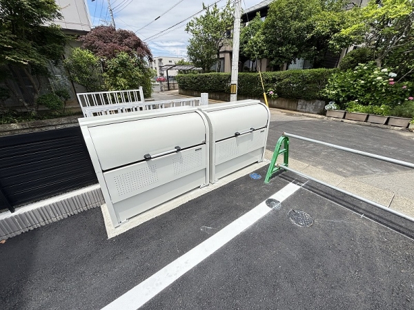 その他共有部分　敷地内にゴミ置場があるので忙しい朝もゴミ出しが楽です。