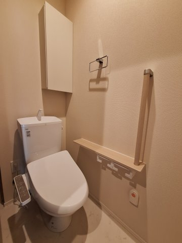 トイレ　手すり付きでつまづき防止/温水洗浄便座付き