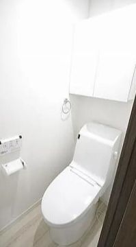 トイレ　落ち着いた色調のトイレです