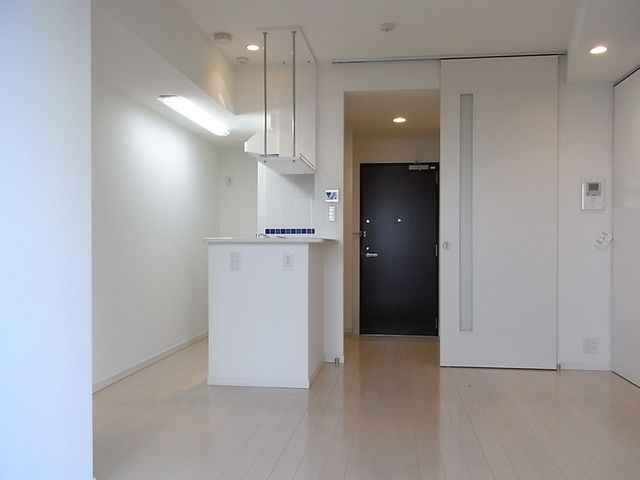 その他部屋・スペース　バルコニー側からリ室内を見て