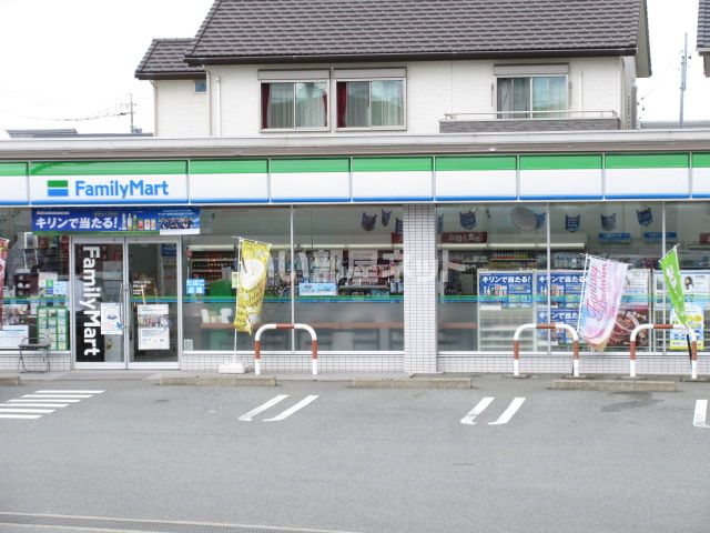 コンビニ　ファミリーマート 伊勢上地店（コンビニ）まで131m
