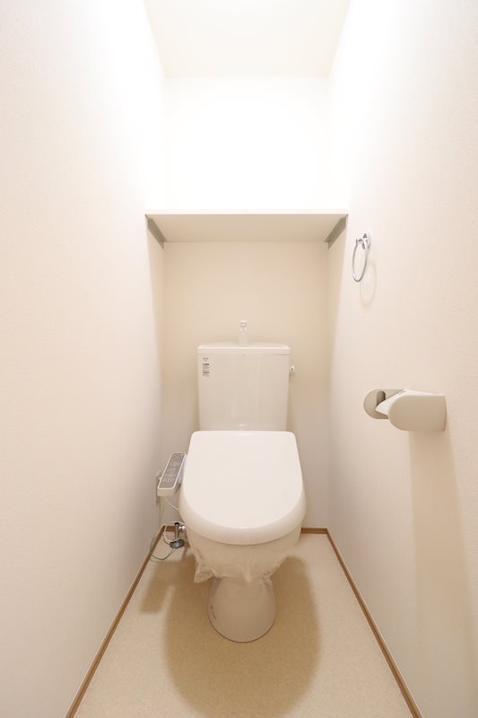 トイレ　温水洗浄便座付きのトイレです。