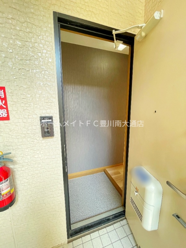 ＪＲ東海道本線 豊橋駅 バス乗車時間：19分 最寄りバス停で下車 徒歩2分 2階建 築29年の玄関写真