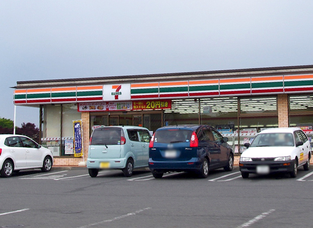 コンビニ　セブンイレブン河内下岡本店（コンビニ）まで1000m