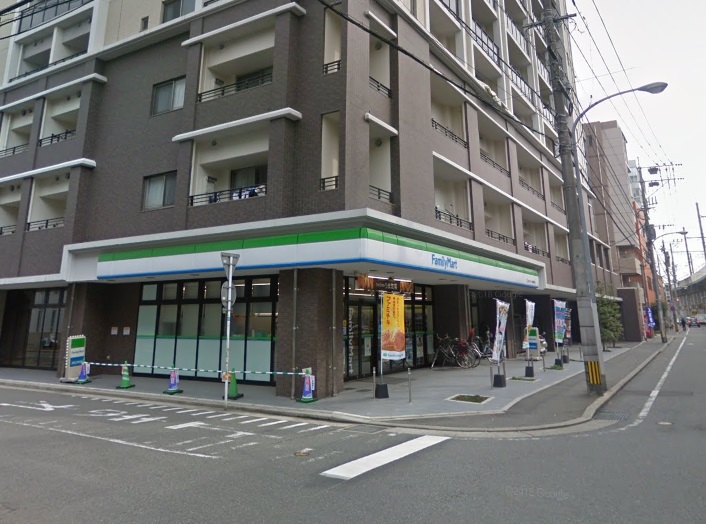 コンビニ　ファミリーマートRJRプレシア博多駅前店（コンビニ）まで136m