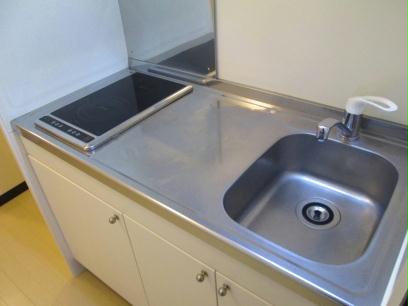 キッチン　お手入れしやすい電気コンロ付き。