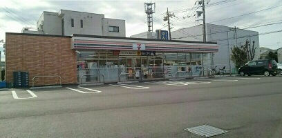 コンビニ　セブンイレブン（コンビニ）まで590m