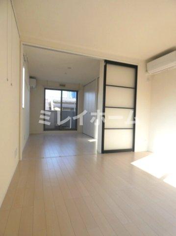 居室・リビング　同建物内、別のお部屋の参考写真になります。