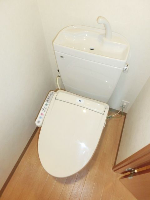 トイレ　温水洗浄便座付きのトイレ。