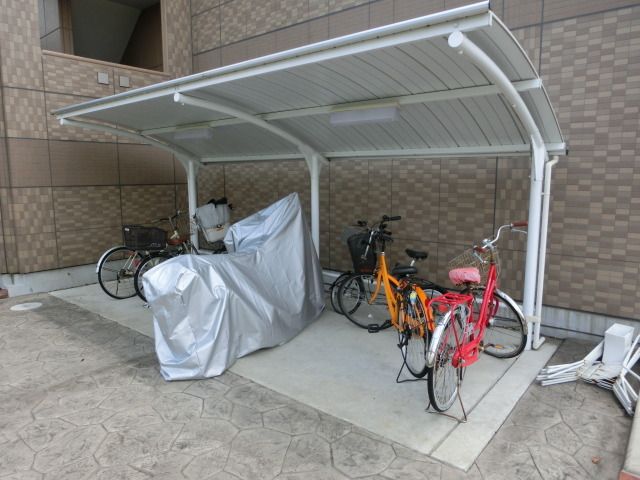 その他共有部分　屋根付きの駐輪場です。