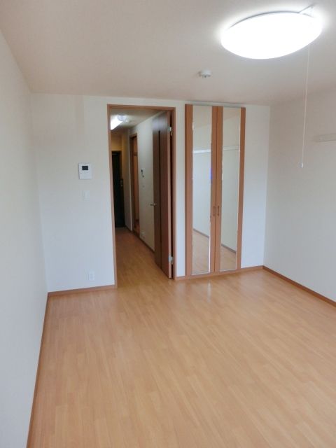 その他部屋・スペース　バルコニーからの洋室です。
