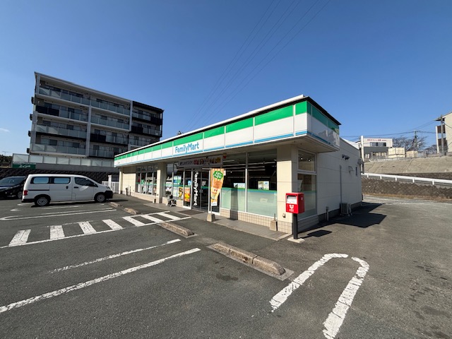 コンビニ　ファミリーマート飯塚柏の森店（コンビニ）まで332m