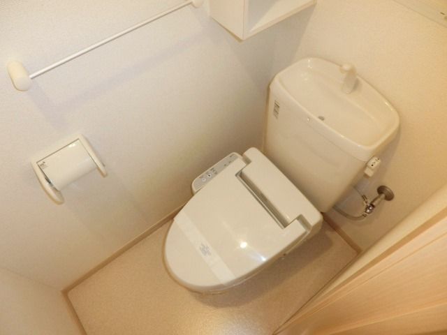 トイレ　温水洗浄便座付きのトイレです