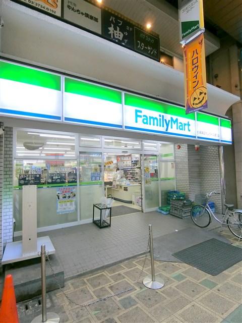 コンビニ　ファミリーマート小浦蒲田サンライズ通り店（コンビニ）まで136m