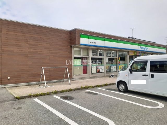 コンビニ　ファミリーマート　滑川中川原店（コンビニ）まで755m