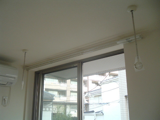 その他部屋・スペース　雨の日も安心　室内物干フック