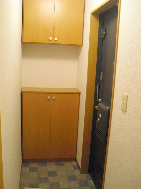 玄関　上下に下駄箱あり