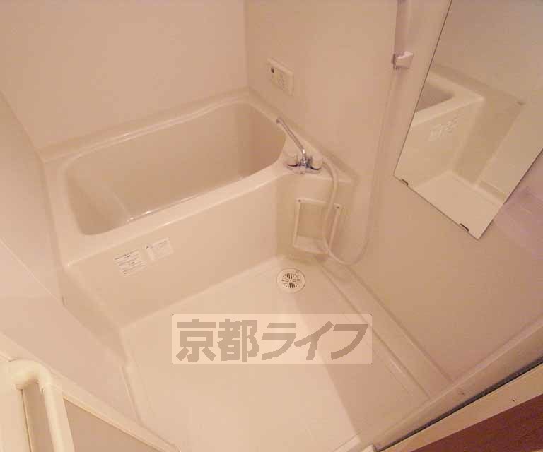バス・シャワールーム　鏡のあるお風呂です。
