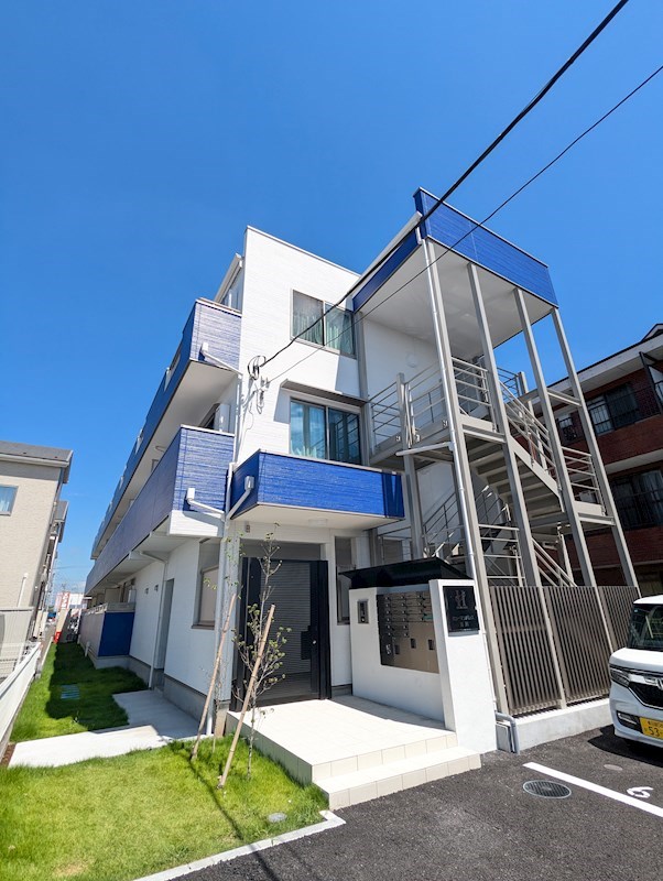 建物外観　吉川駅徒歩８分（６４０ｍ）