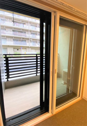 その他設備　2重ならぬ3重サッシの窓です。防音対策はばっちりです。