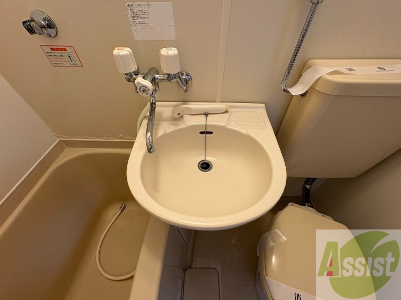 洗面設備　ユニットバス内の洗面台です。朝の身支度もスムーズです。