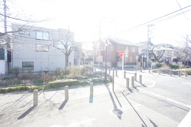 眺望　バルコニーからの景色です！圧迫感がないので暮らしやすい♪
